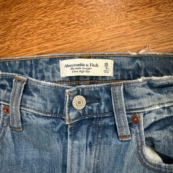 Abercrombie Ankle Straight Ultra High Rise in 26 short (2/xs) in mid-wash blue - Picture 2 of 4